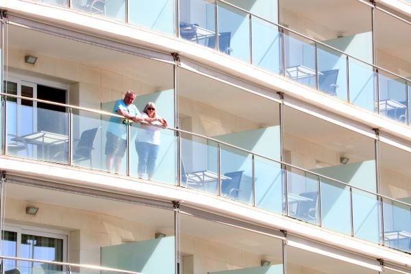 Tourists in the seaside town of Sitges (by Gemma Sánchez)